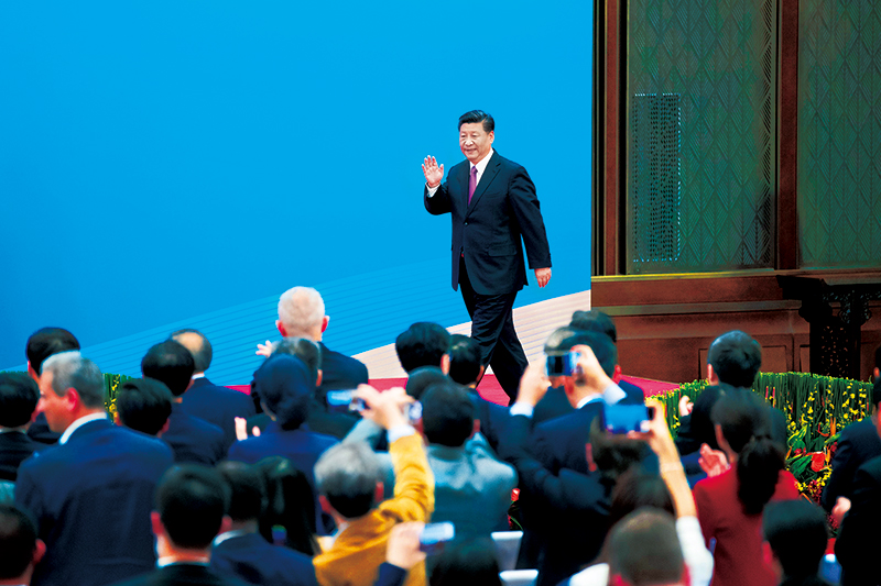 2019年4月27日，第二屆“一帶一路”國際合作高峰論壇在北京雁棲湖國際會議中心舉行圓桌峰會，國家主席習近平主持會議并致開幕辭。圓桌峰會閉幕后，習近平會見中外記者，介紹第二屆“一帶一路”國際合作高峰論壇圓桌峰會情況和主要成果。這是習近平步入記者會現(xiàn)場。 