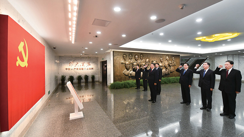 2017年10月31日，中共中央總書記、國家主席、中央軍委主席習近平帶領中共中央政治局常委李克強、栗戰(zhàn)書、汪洋、王滬寧、趙樂際、韓正，瞻仰上海中共一大會址和浙江嘉興南湖紅船。這是31日上午，在上海中共一大會址紀念館，習近平帶領其他中共中央政治局常委同志一起重溫入黨誓詞。 
