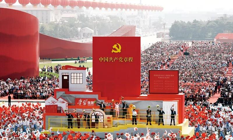 2019年10月1日上午，慶祝中華人民共和國(guó)成立70周年大會(huì)在北京天安門廣場(chǎng)隆重舉行。這是群眾游行中的“從嚴(yán)治黨”方陣。新華社記者 蘭紅光/攝