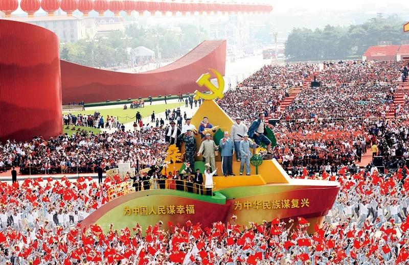 2019年10月1日上午，慶祝中華人民共和國(guó)成立70周年大會(huì)在北京天安門廣場(chǎng)隆重舉行。這是群眾游行中的“不忘初心”方陣。新華社記者 蘭紅光/攝