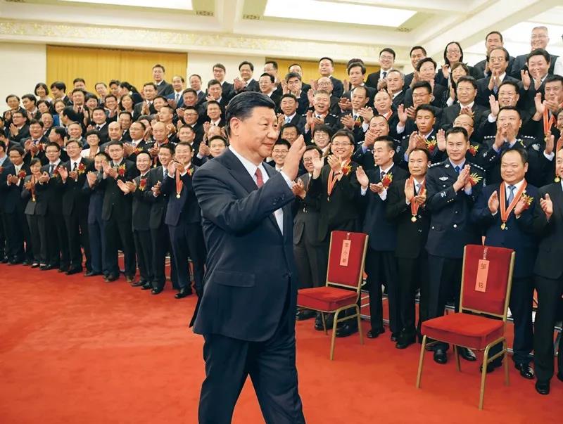 2019年6月25日，黨和國(guó)家領(lǐng)導(dǎo)人習(xí)近平、李克強(qiáng)、王滬寧等在北京人民大會(huì)堂會(huì)見(jiàn)第九屆全國(guó)“人民滿意的公務(wù)員”和“人民滿意的公務(wù)員集體”受表彰代表。新華社記者 李學(xué)仁/攝